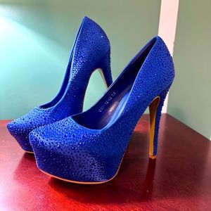 Blue sparkle pumps